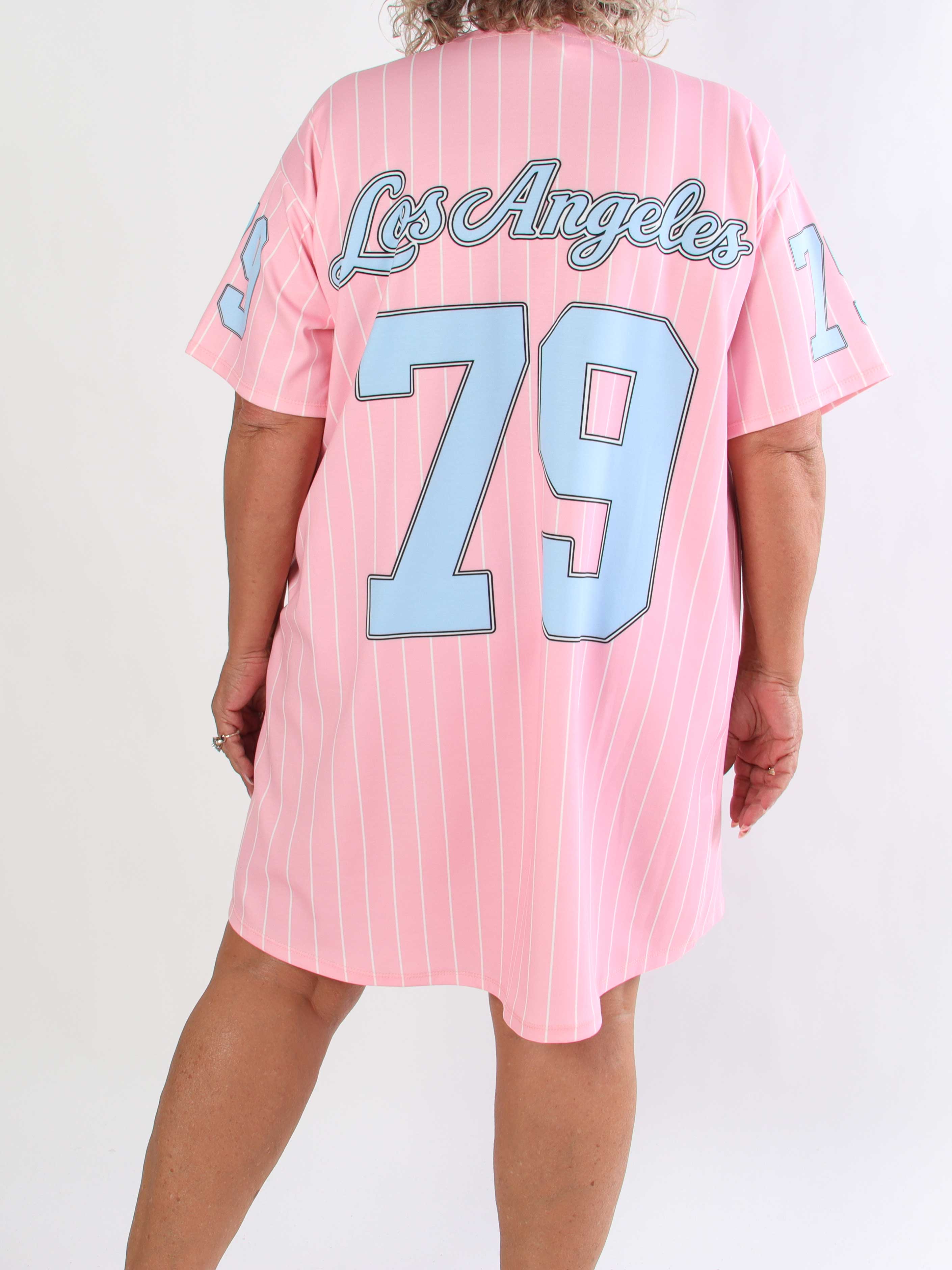 Andrea - Plus size t-shirtklänning i mjuk viskosblandning med basebollinspirerad design